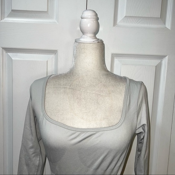 BO+TEE UPRIGHT Long Sleeve Crop Top In Grey - Picture 3 of 4